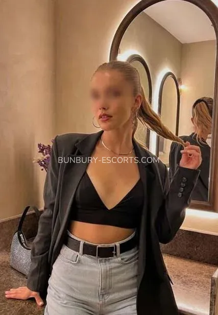 Bunbury escorts Katarina — 4