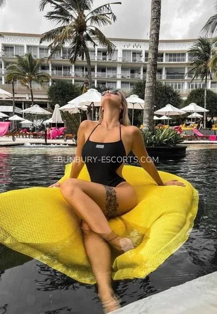 Bunbury escorts Märta — 1