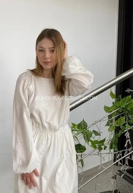 Bunbury escorts Märta — 4