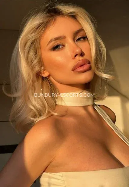 Bunbury escorts Märta — 5
