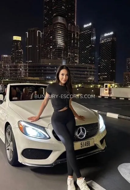 Bunbury escorts Frida — 2