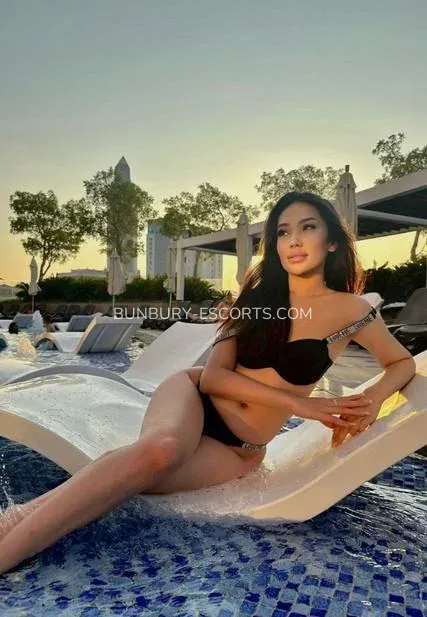 Bunbury escorts Frida — 6