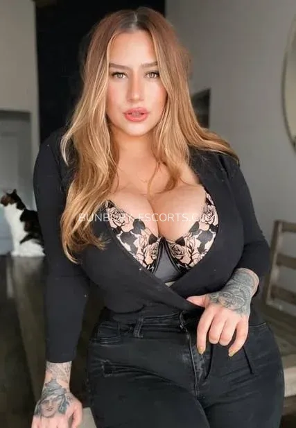 Bunbury escorts Josefin — 1