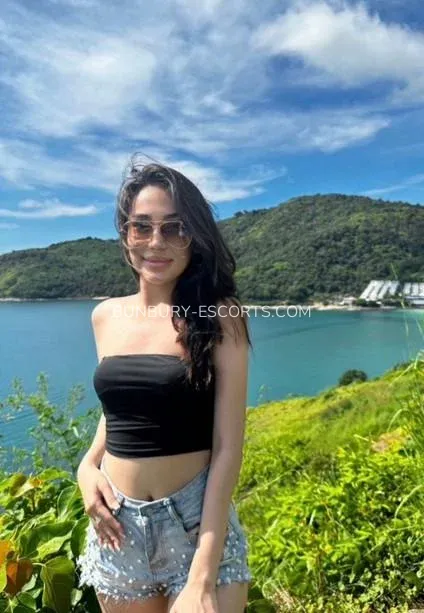 Bunbury escorts Frida — 1