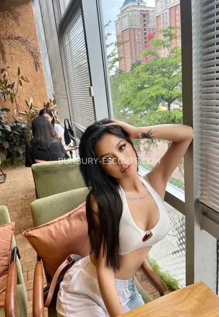 Bunbury escorts Frida — 7