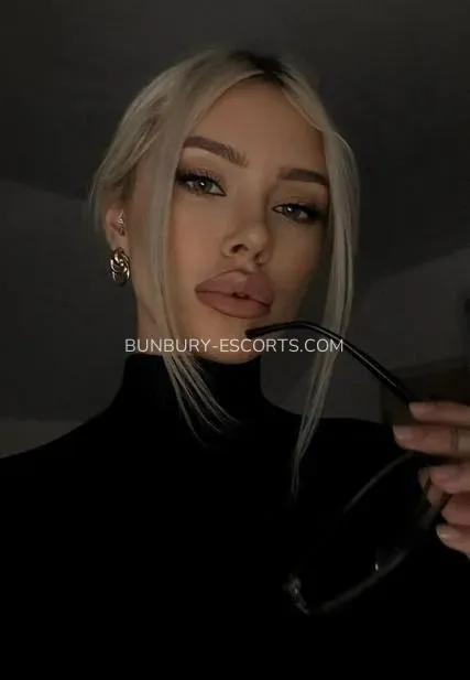 Bunbury escorts Märta — 3